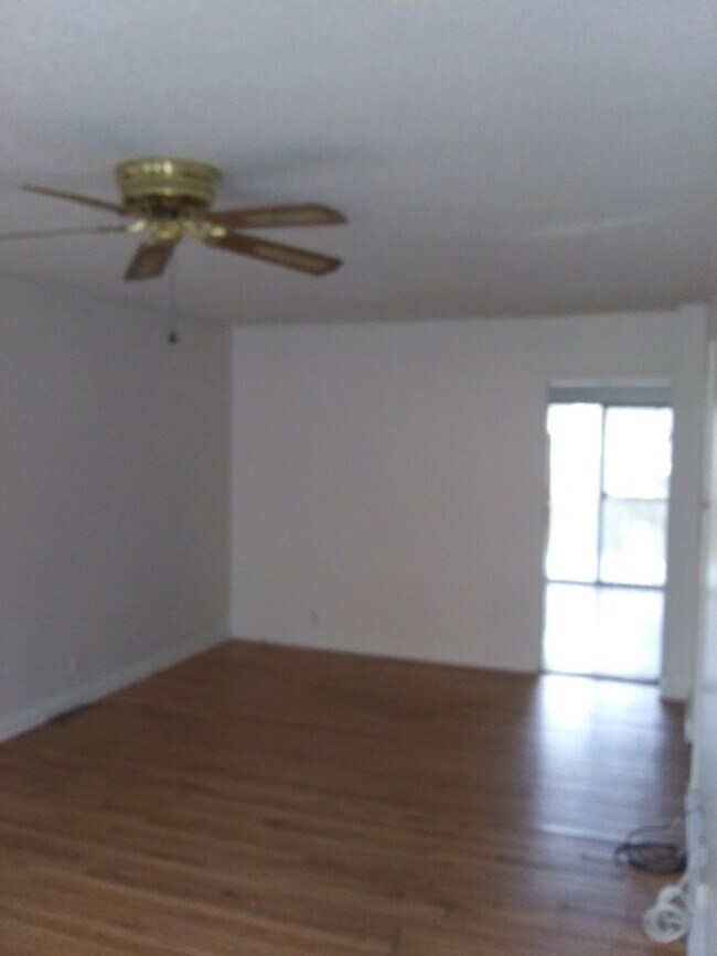 Building Photo - Spacious 2 Bedroom Home w/ 2.5 car garage - Westmont
