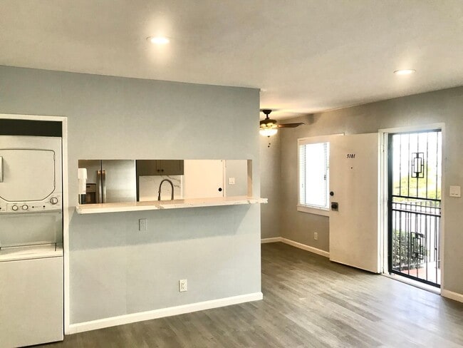Building Photo - Gorgeous Remodeled Downstairs Apartment w/Patio+Prvt Laundry+Garage+Views of Canals
