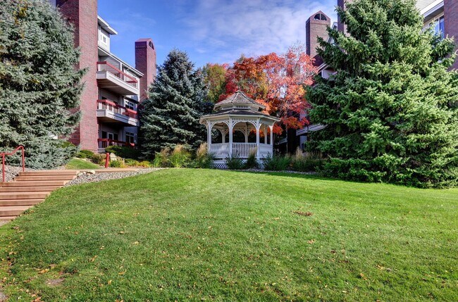 Building Photo - Edina Condo, Vaulted Ceilings, All New Carpet and Paint, In Unit Laundry, Garage Parking, One Mon...