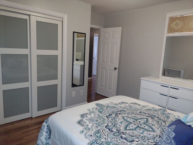 Building Photo - Beautifully renovated 4 bed 5 bath condo with a private back yard