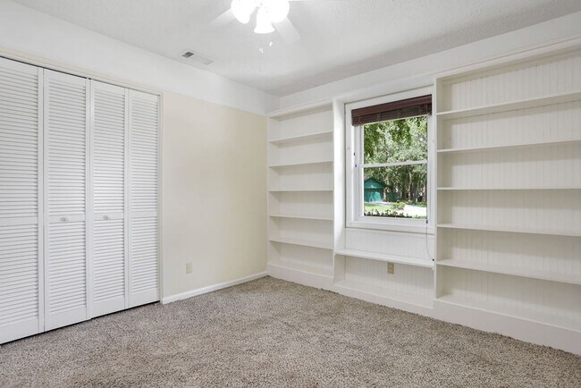 Building Photo - Adorable 3/2 on large corner lot