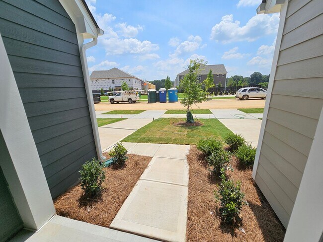 Building Photo - Beautiful Townhome