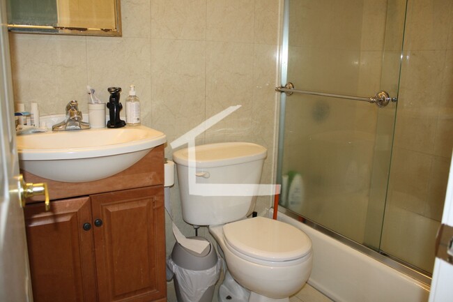 Building Photo - Great Brookline 4 Bed Apartment