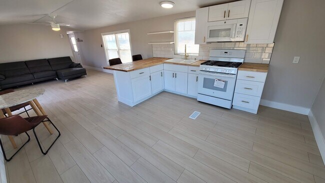 Building Photo - 43371 Cottonwood Rd