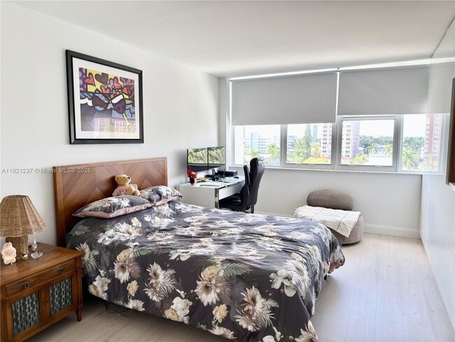 Building Photo - 3140 S Ocean Dr