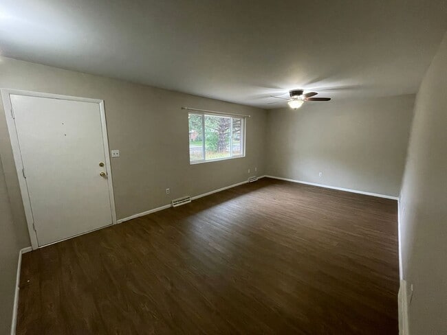 Building Photo - 2 Bed, 1 Bath Home with Brand New LVP Floo...