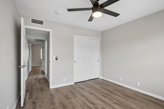 Building Photo - 8734 W Bloomfield Rd