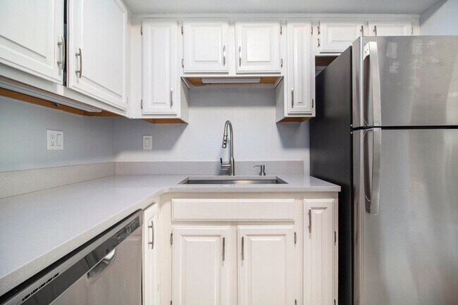 Building Photo - 2221 S Huron Pkwy