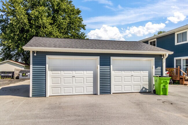 Building Photo - 533 Misty Meadow Blvd