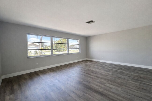 Building Photo - Newly Renovated 3 Bed / 2 Bath Single-Family Home with 2-Car Garage