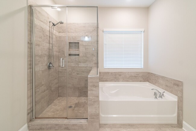 Building Photo - Spacious & Elegant 4 Bedroom Home in Fort ...