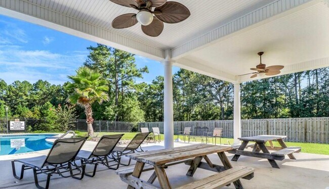 Building Photo - Perfect blend of luxury and comfort