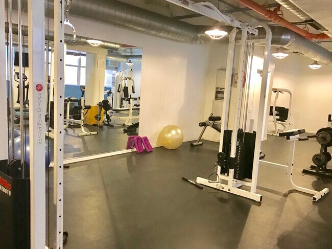 Building Photo - 500 S Clinton St