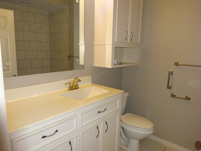 Building Photo - 2420 Stone Hollow Dr