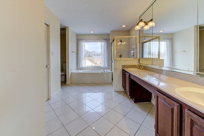 Building Photo - Spacious Parkway South Home with Walk-Out Basement & Large Backyard