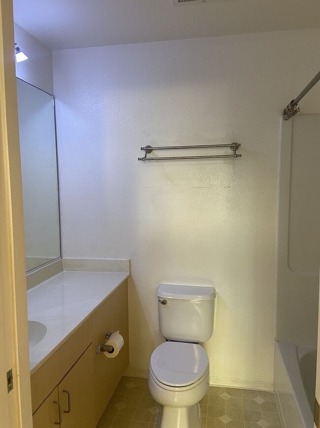 Building Photo - Highly Desirable 3 bedroom Town house in H...