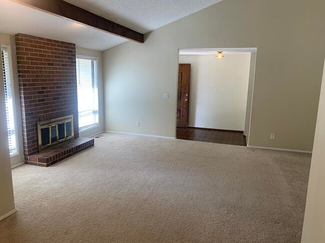 Building Photo - Single Level Near Southridge!!