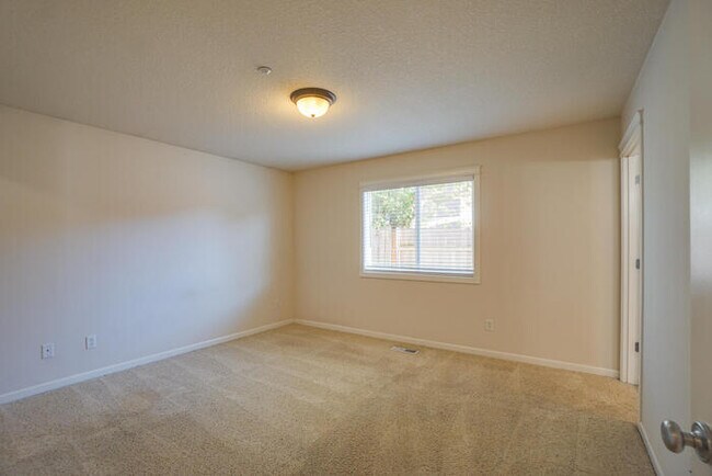 Building Photo - BEAUTIFUL THREE BEDROOM HOME IN VANCOUVER