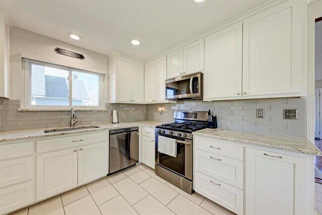 Building Photo - 3310 Monument Dr