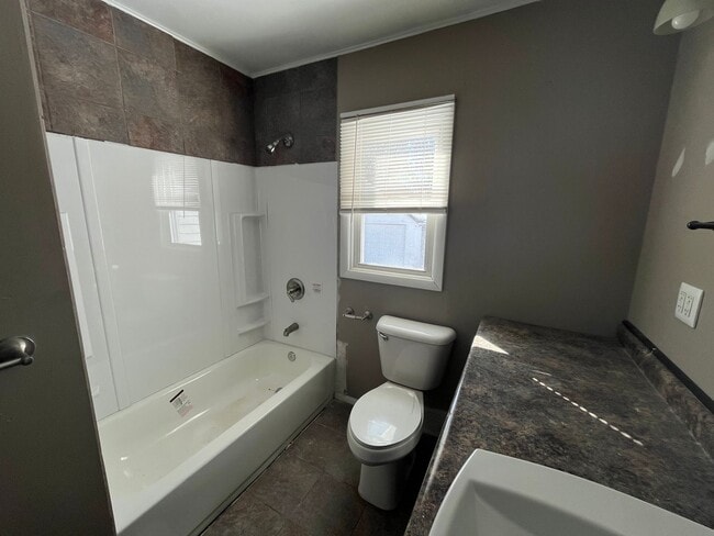 Building Photo - 818 9th Ave