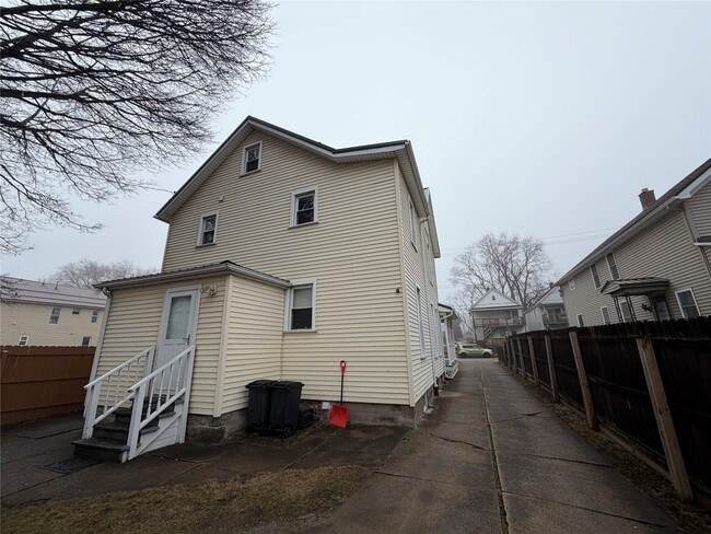 Building Photo - 928 W 3rd St