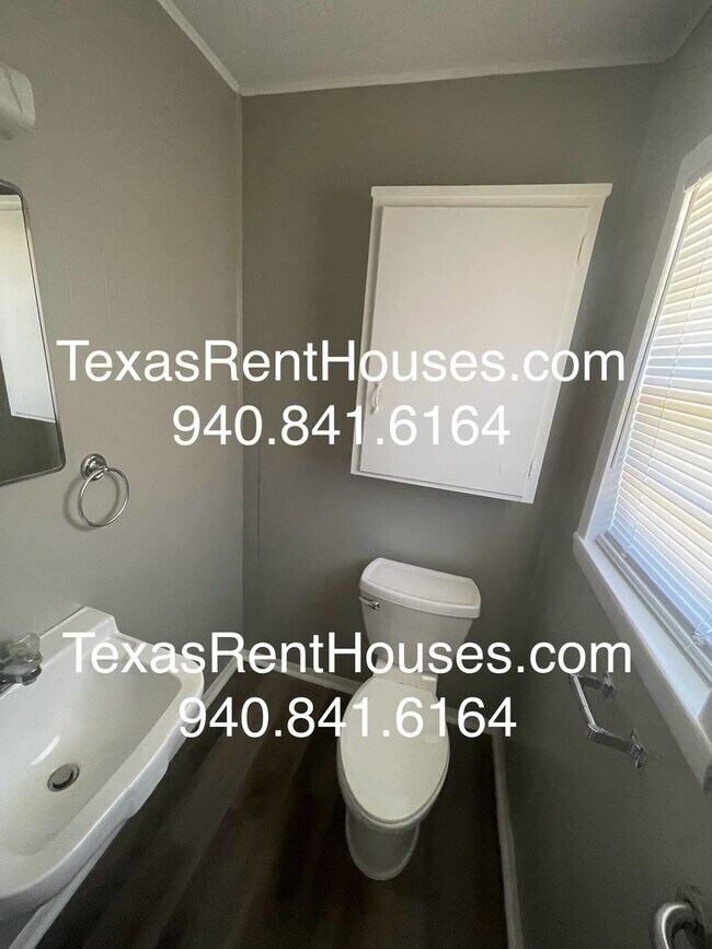 Building Photo - Adorable Home in the heart of Burkburnett!