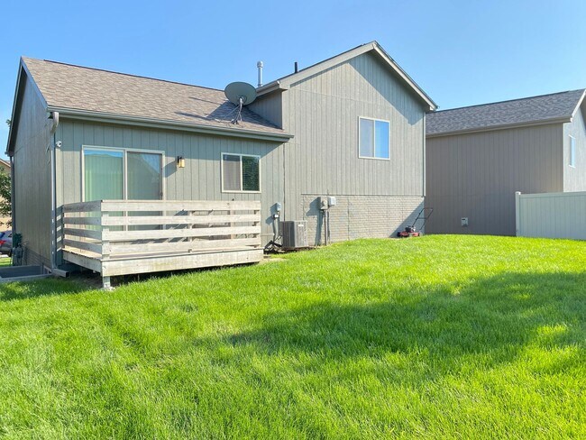 Building Photo - Beautiful 3 bed 2 bath house $1995, Glenmo...
