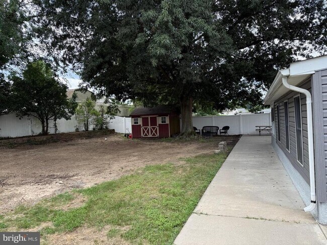 Building Photo - 417 Greenview Dr