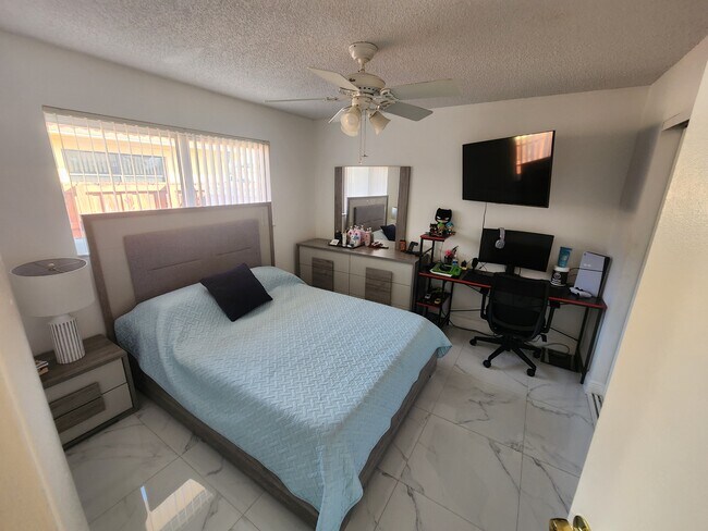 Building Photo - 1285 W 39th Pl