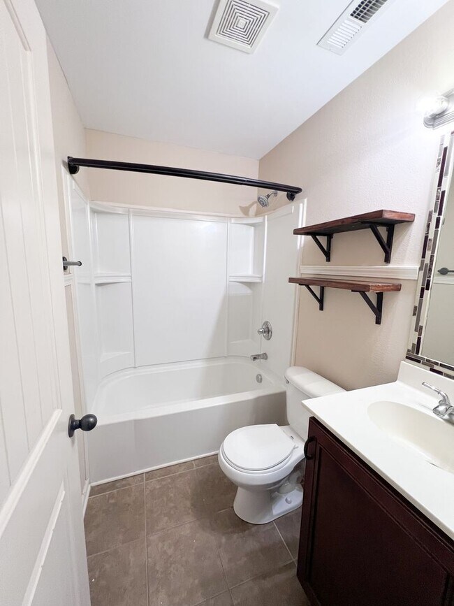 Building Photo - 2 Bedroom 1.5 Bath Townhome