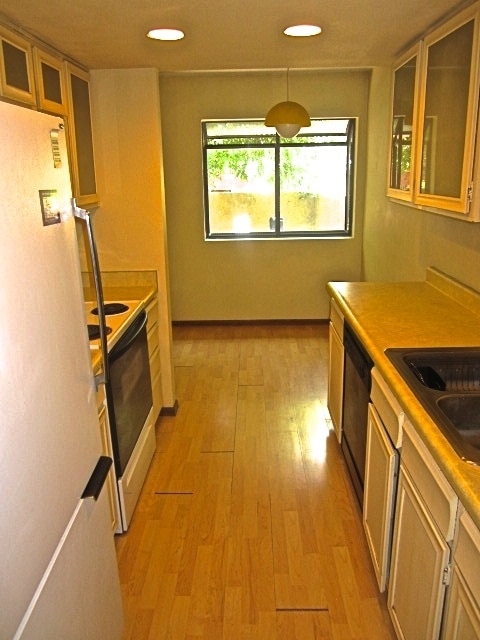 Building Photo - Pre-Lease 4 Bedroom 3.5 Bath Townhouse.