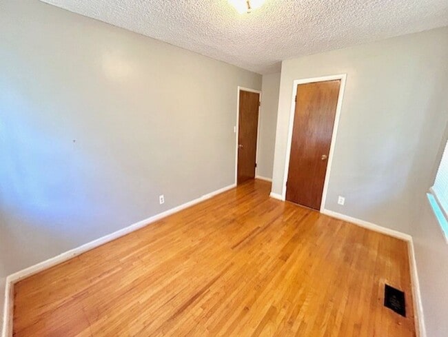 Building Photo - Available soon-6/9/26. Charming single-story home in the heart of Huntsville!