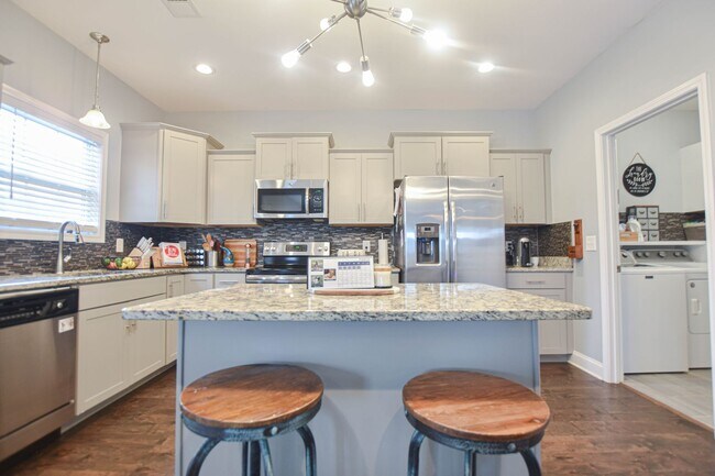 Building Photo - Pet Friendly Three Bedroom with Bonus in Rossview!