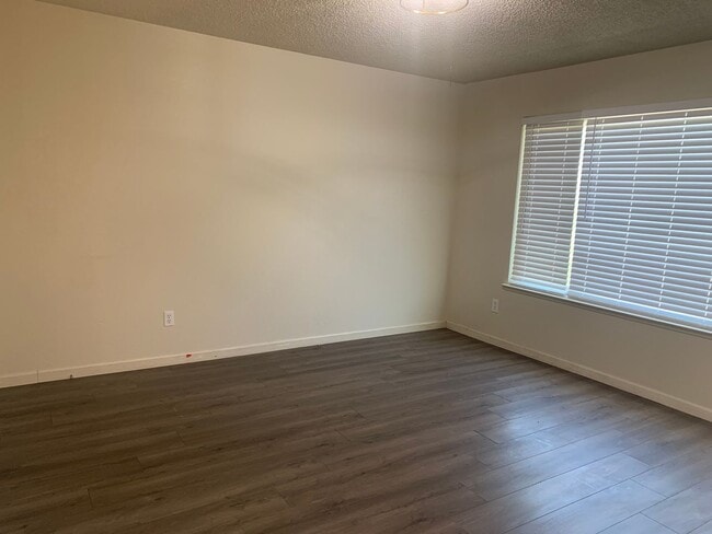 Building Photo - Rent Reduced-Won’t Last Long!!!