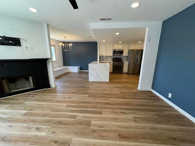 Building Photo - 3 Bedroom 2.5 End Unit Townhome in La Costa