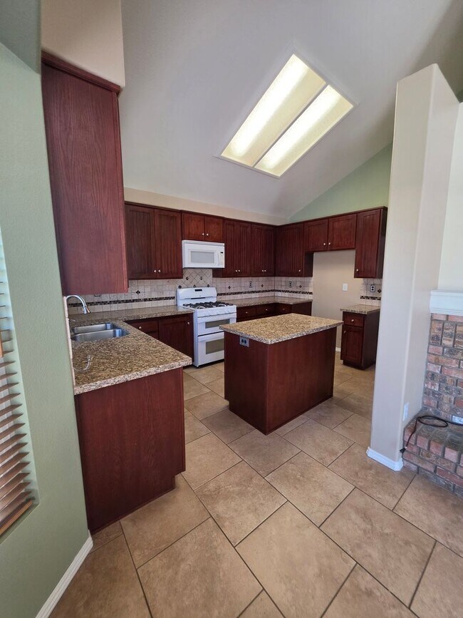 Building Photo - Spacious 4 Bedroom 2 bath Home in Victorville – Landscaping Included!