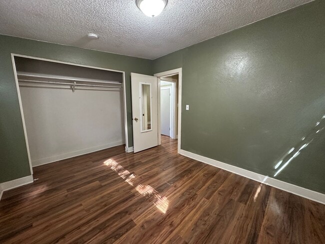 Building Photo - L992