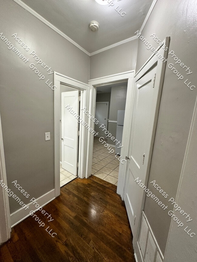 Building Photo - Large Upper 2 Bedroom SE Side Unit