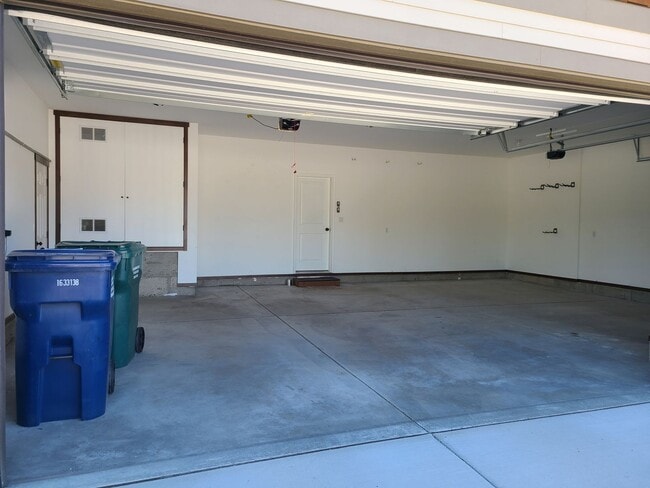 Building Photo - Beautiful Custom 3 bedroom 2 bath Home for...