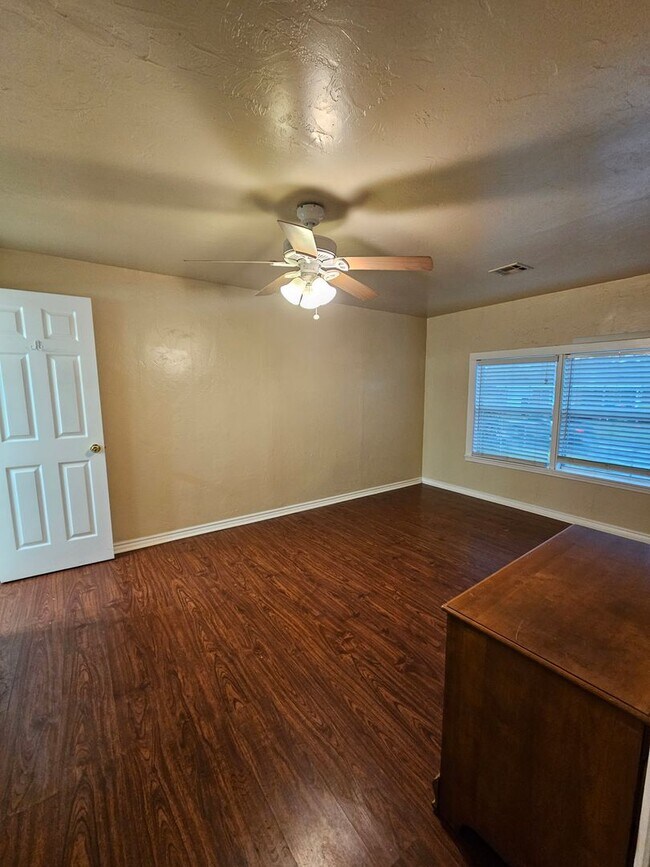 Building Photo - (4) Bed/(2) Bath Close to Campus! Avail Ea...