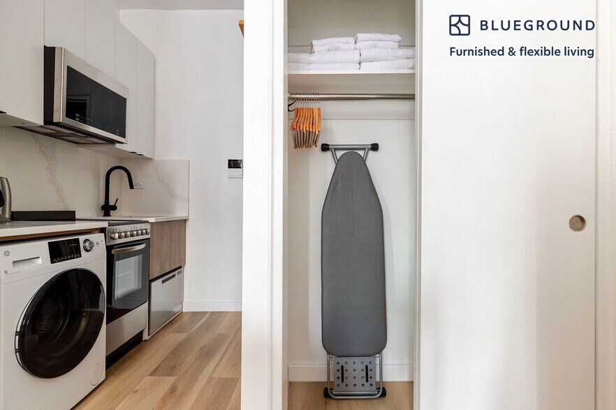 Building Photo - 216 E 13th St