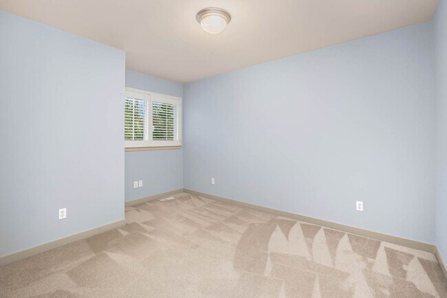 Building Photo - 23530 NE 13th Pl