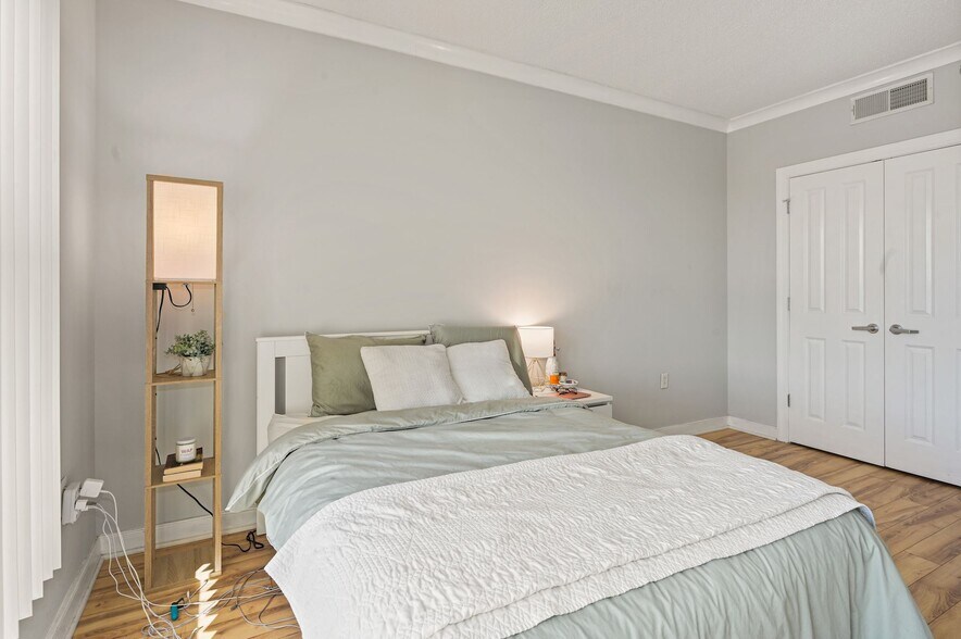 Large bedroom with lots of light - 777 7th St NW