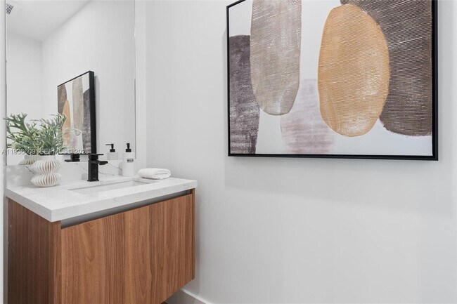 Building Photo - 1247 SW 13th Ave