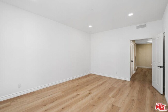 Building Photo - 117 S Clark Dr