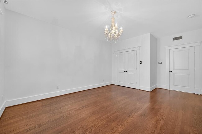 Building Photo - 1042 W 25th St