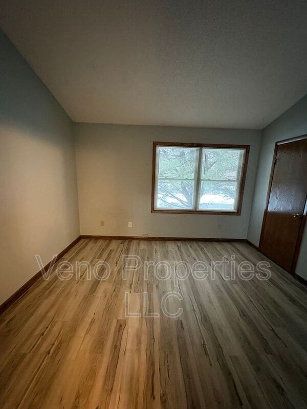 Building Photo - 8 Redcoat Ct