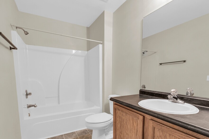 Bathroom connecting 1 & 2 up - 140 Fairgreen St