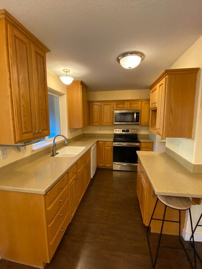 Building Photo - Custom Home With Shop!