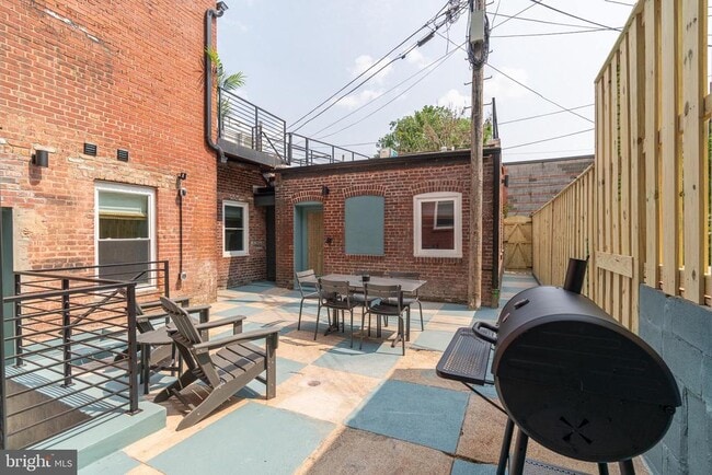 Building Photo - 711 G St SE